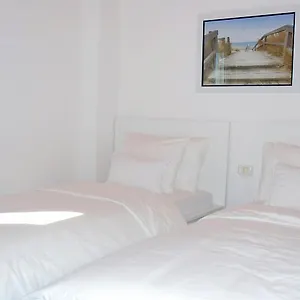 https://sea-view-tenerife-south-6-people.adeje-hotels.com